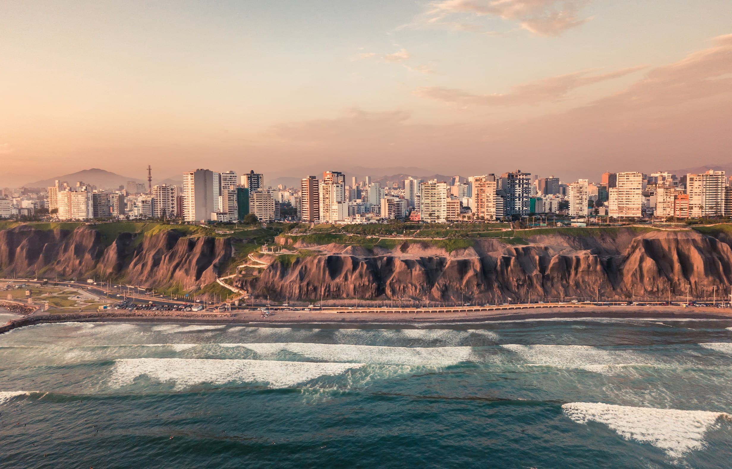 Vista aérea de Lima mostrando los acantilados costeros y el horizonte de la ciudad